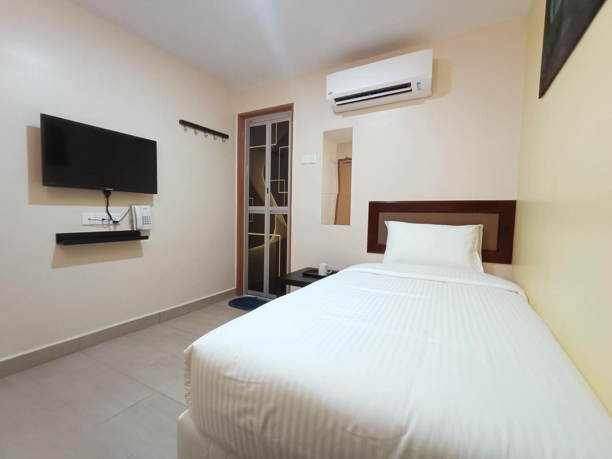 Capital O 90897 Island City Hotel George Town Exterior foto