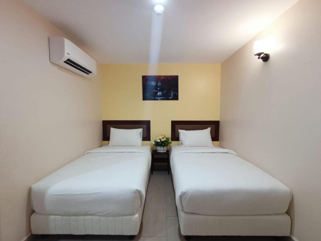 Capital O 90897 Island City Hotel George Town Exterior foto